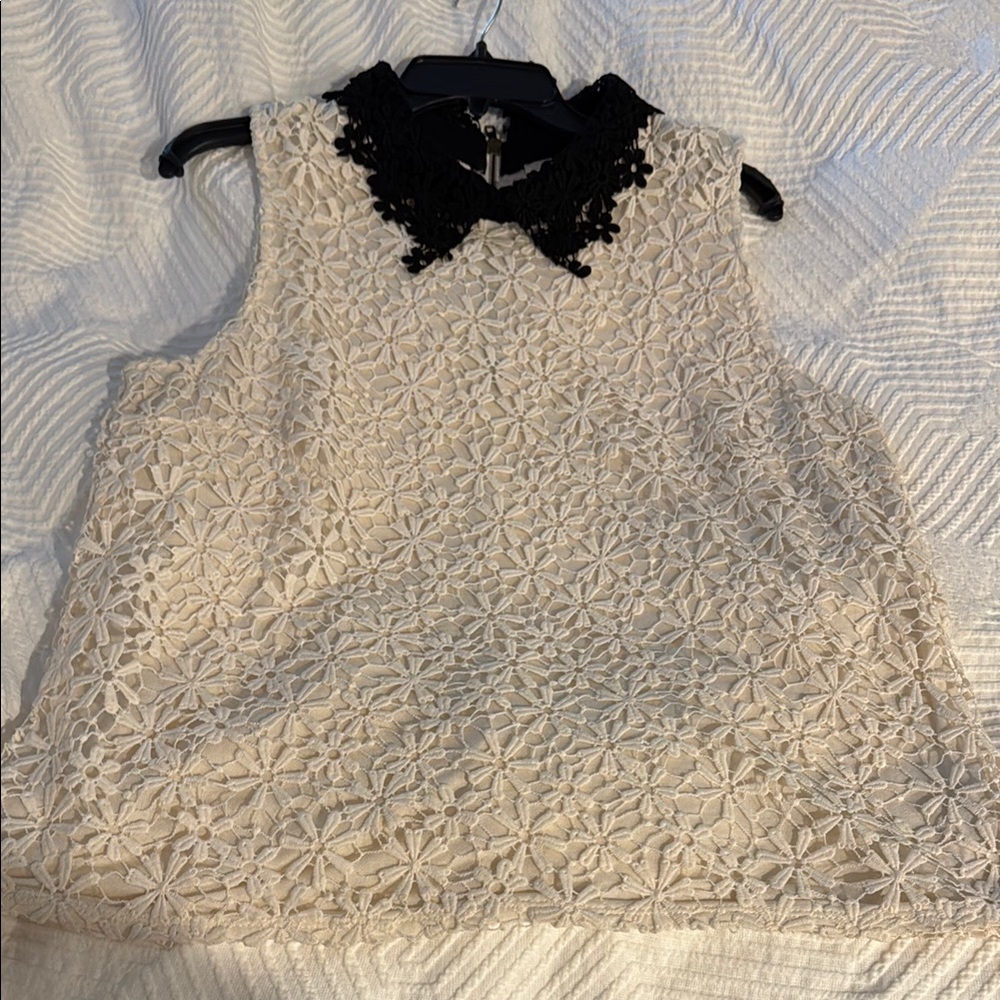 Elegant Lace Tunic with Black Collar